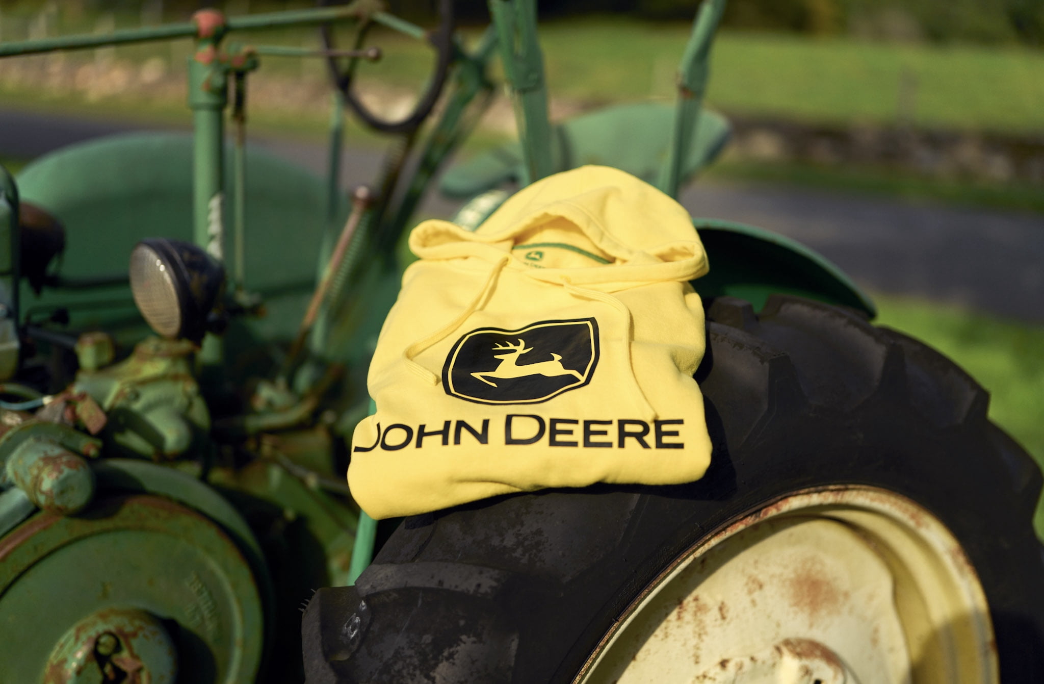 John Deere Men’s and Big Men’s Graphic Logo Fleece Pullover Fleece Hoodie, up to Size 3XL