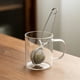 thumbnail image 3 of Infusor de té de acero inoxidable con asa, colador de té de malla con bola a presión, reutilizable, de metal, con pinzas para té suelto, hierbas y especias., 3 of 8