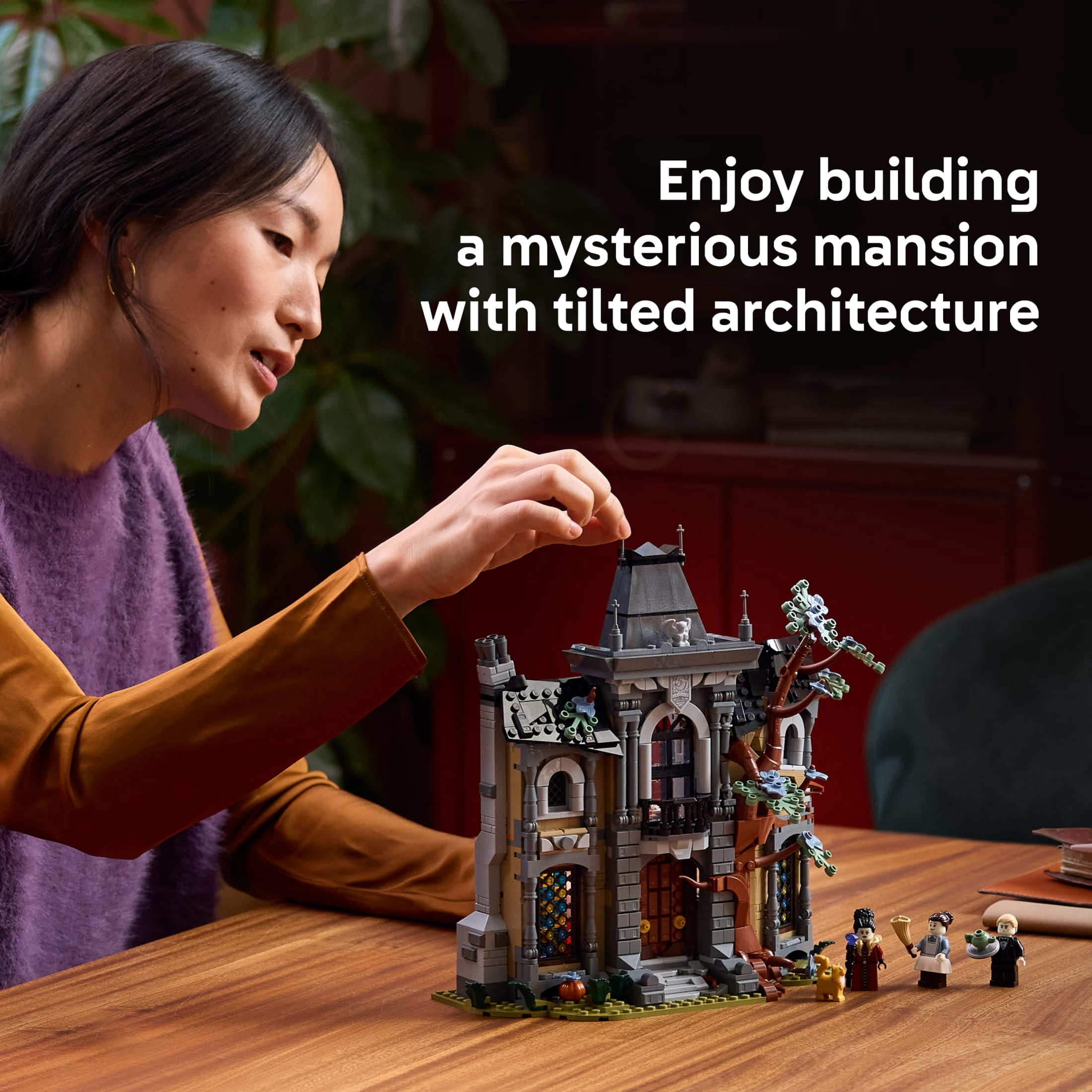 LEGO Icons Mayor Manor - Building Set for Adults, Ages 18+ - Halloween Decorations with 4 Minifigures - Collectible Model Kit for Home Décor - Gifts for Men & Women - 11383