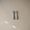 thumbnail image 2 of Set de 2 cucharas para bebé Mushie de silicona azul y beige, 2 of 9