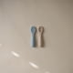 thumbnail image 2 of Set de 2 cucharas para bebé Mushie de silicona azul y beige, 2 of 9