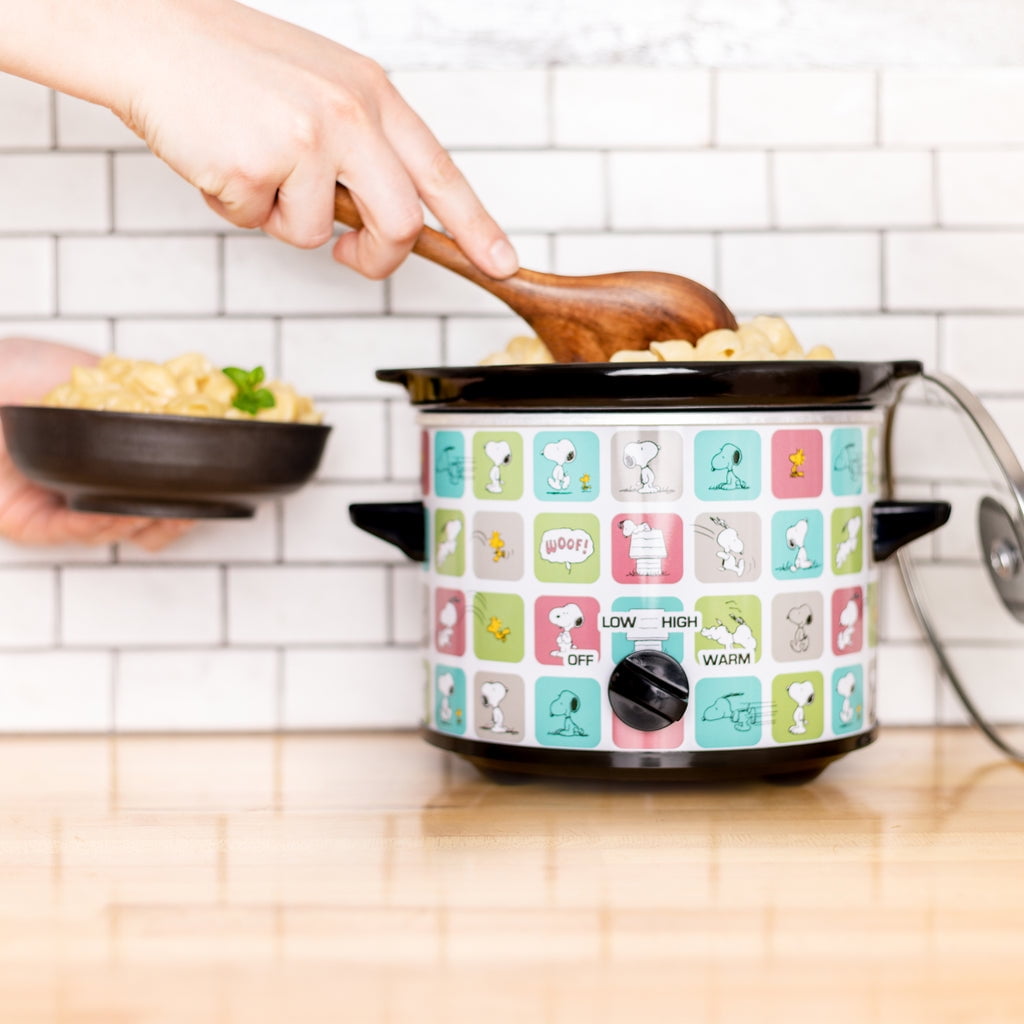 Uncanny Brands Peanuts Snoopy & Woodstock 2 Quart Slow Cooker