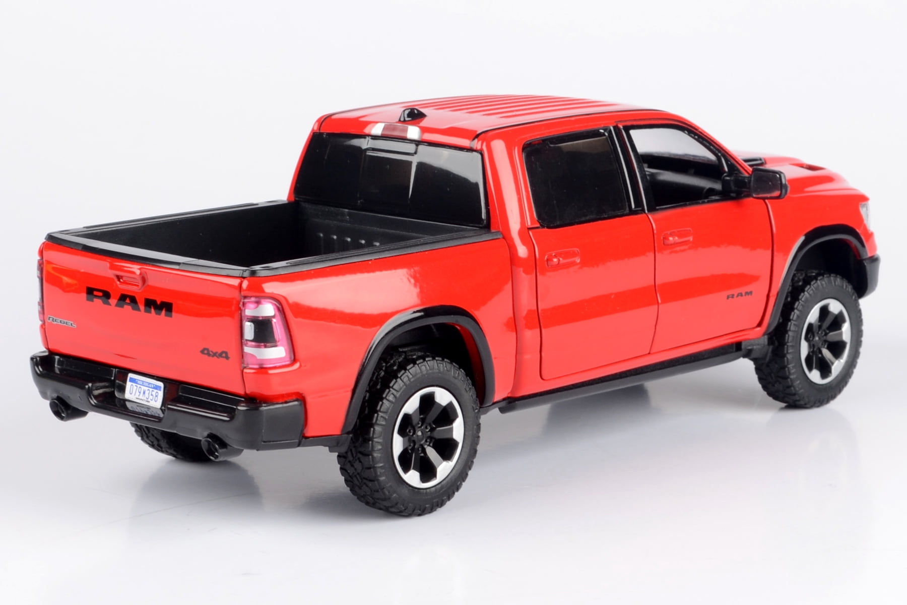 Motormax  American Legends Series 1:27 Die Cast Model of 2019 Ram Rebel Pick Up, Blue and Other Colors Available, Authentic Scale Collector Die Cast Model