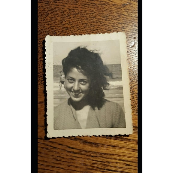 The White Pocketbook: World War Two in Belgium and one indignant young girl's push back against Hitler, (Paperback)