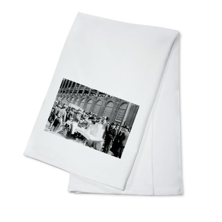 Brooklyn Dodgers Photo - Fans buying hot dogs at Ebbets Field, Brooklyn Dodgers, Baseball - Vintage Photograph (100% Cotton Kitchen Towel)