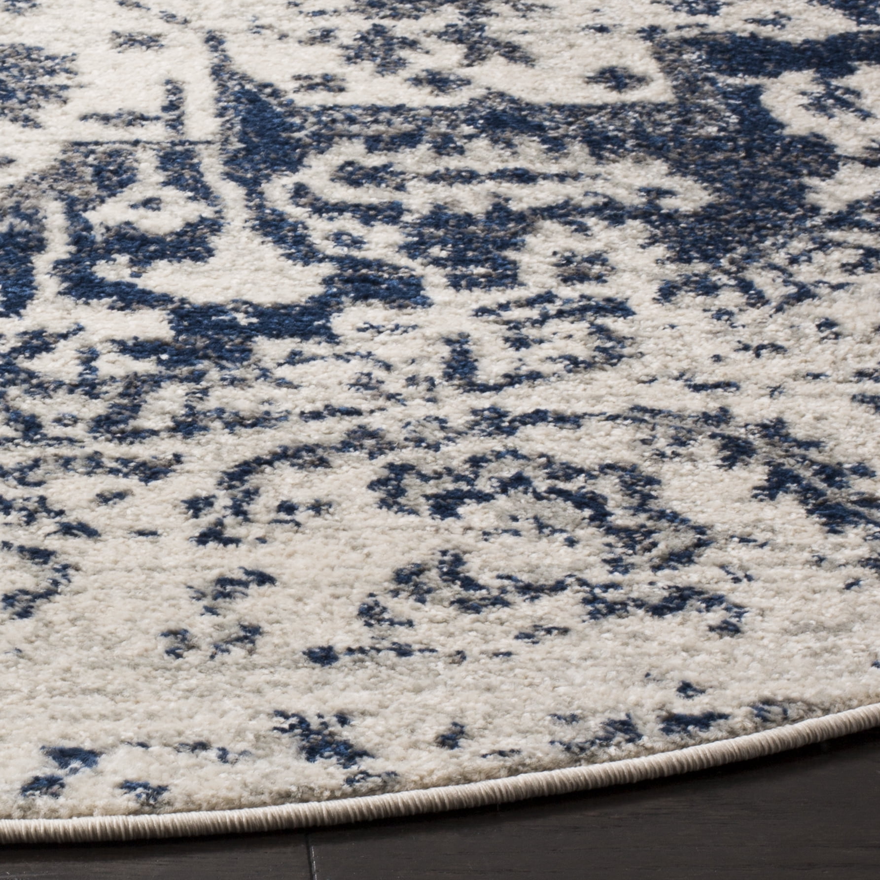 SAFAVIEH Madison Katina Traditional Area Rug, Cream/Navy, 5' x 5' Round - Traditional Design, Cream & Navy, Non-Shedding & Easy Cleaning, Ideal for Living Room, Bedroom, Dining Space