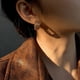 thumbnail image 5 of Europa y América Desplazamientos Versátil Masa frita Cadena torcida Bobinado Pendientes circulares tejidos Temperamento s925 Clavos de oreja blancos Mujer, 5 of 5
