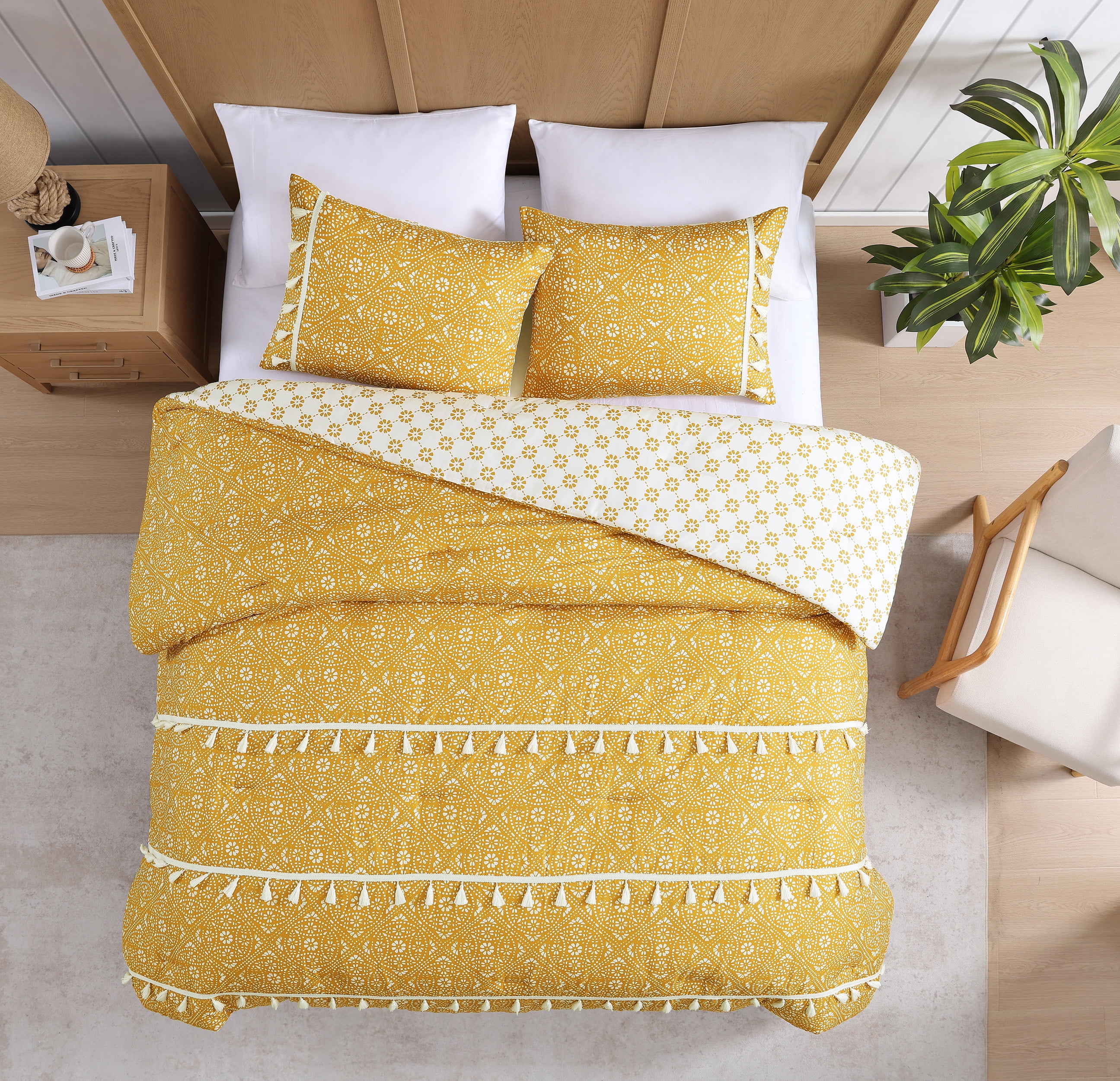 Pasadena Medallion Yellow 3-Piece Microfiber Comforter with Tassels - Full/Queen
