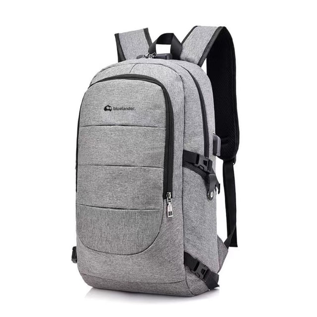 mochila antirrobo bluelander para laptop de hasta 15.6 pulgadas con candado color gris bluelander mochila antirrobo vista 3/4 derecha, mochila gris vertical con tres compartimentos principales y cierre con candado de combinación (0-0-0). Panel frontal acolchado con logo BLUELANDER, correas ergonómicas acolchadas y respaldo ventilado en negro. Puerto USB lateral visible, bolsillos laterales sellados y tiras ajustables; capacidad 32 L, diseñada para laptop 15.6" y tablet; también suele usarse para organizar equipo de trabajo o estudio en viajes.