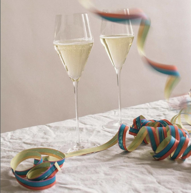 Set of 2 Ultra-Thin and Light Lead-Free Crystal Champagne Flutes, Hand-Blown Glass with Precision-Angled Curve, Perfect for Champagne, Prosecco, Sparkling Wine, Cava and Spumante