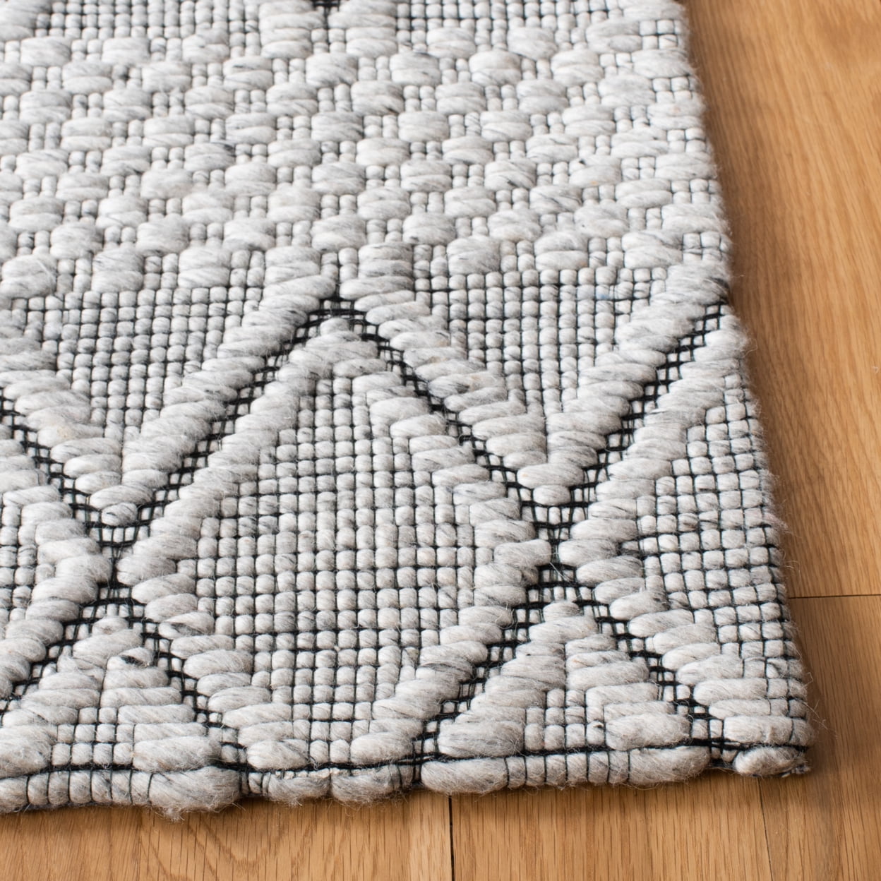 SAFAVIEH Marbella Ifrit Diamond Area Rug, Light Grey/Black, 4' x 6'