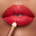 thumbnail image 4 of Lápiz Delineador de Labios Charlotte Tilbury Lip Cheat Resistente al Agua Rojo, 4 of 8