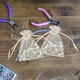 thumbnail image 4 of GOOHOCHY 100 bolsas de regalo pequeñas de organza decorativas para fiestas, bolsas con cordón para dulces, 4 of 8