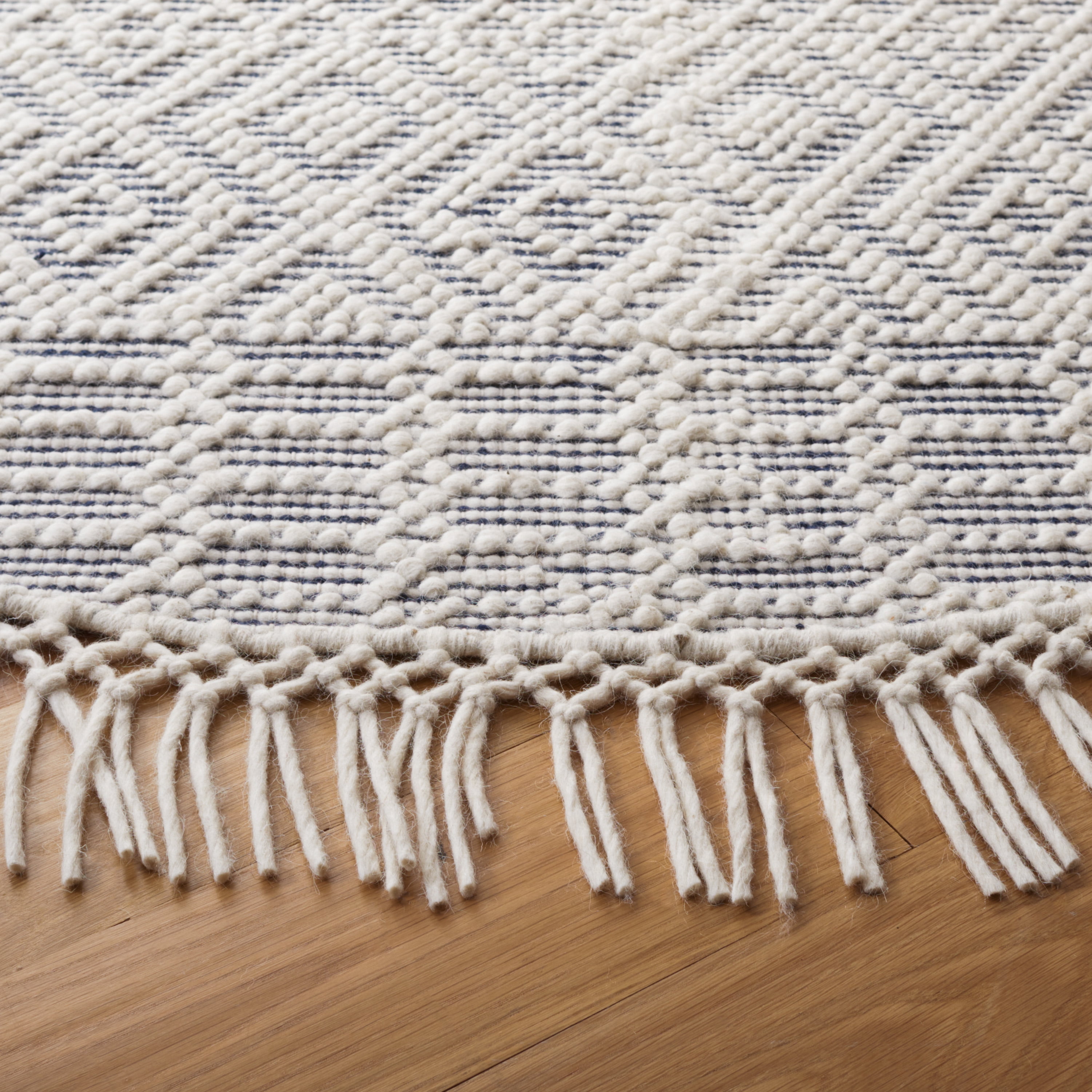 SAFAVIEH Natura Cordelia Southwestern Wool Area Rug, Ivory/Navy, 6' x 6' Round