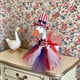 thumbnail image 5 of Traje patriótico del Tío Sam para figuritas pequeñas: disfraz de tela hecho a mano con sombrero de copa a rayas y capa con estrellas., 5 of 6