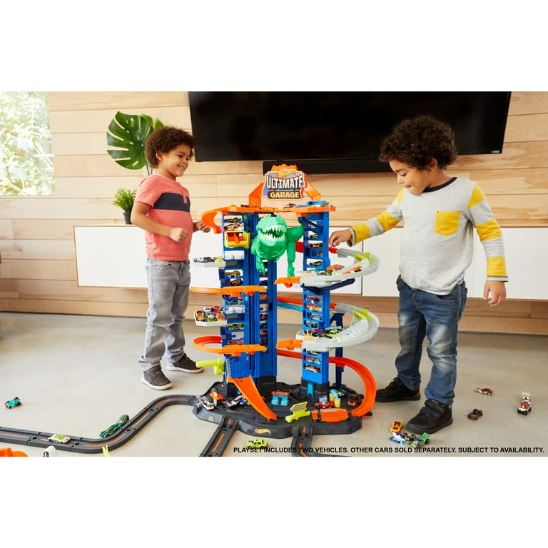 Hot Wheels Super City Big Play Set: Ultimate Garage with 2