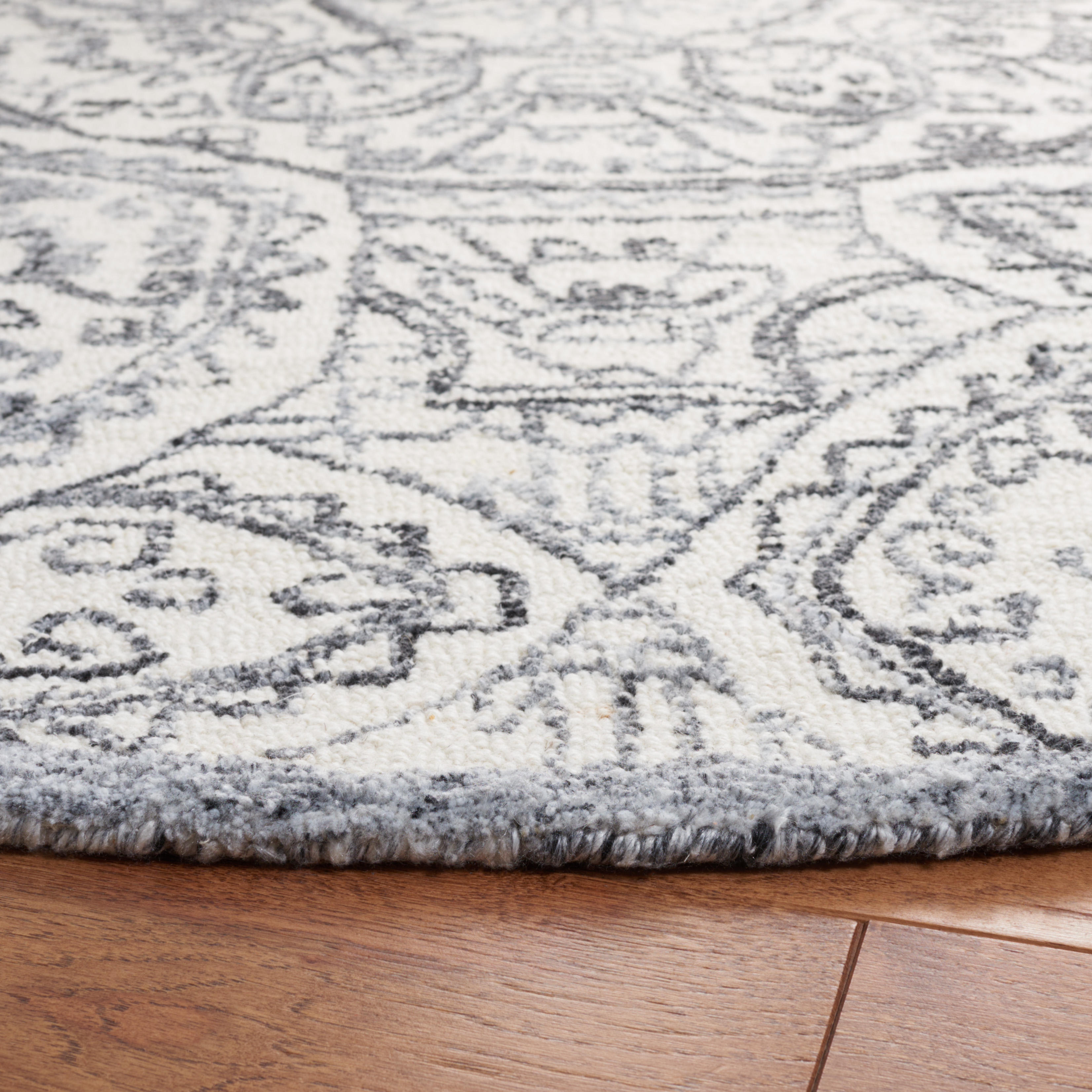 Safavieh Metro Luvina Medallion Area Rug, Ivory/Gray, 6' x 6' Round