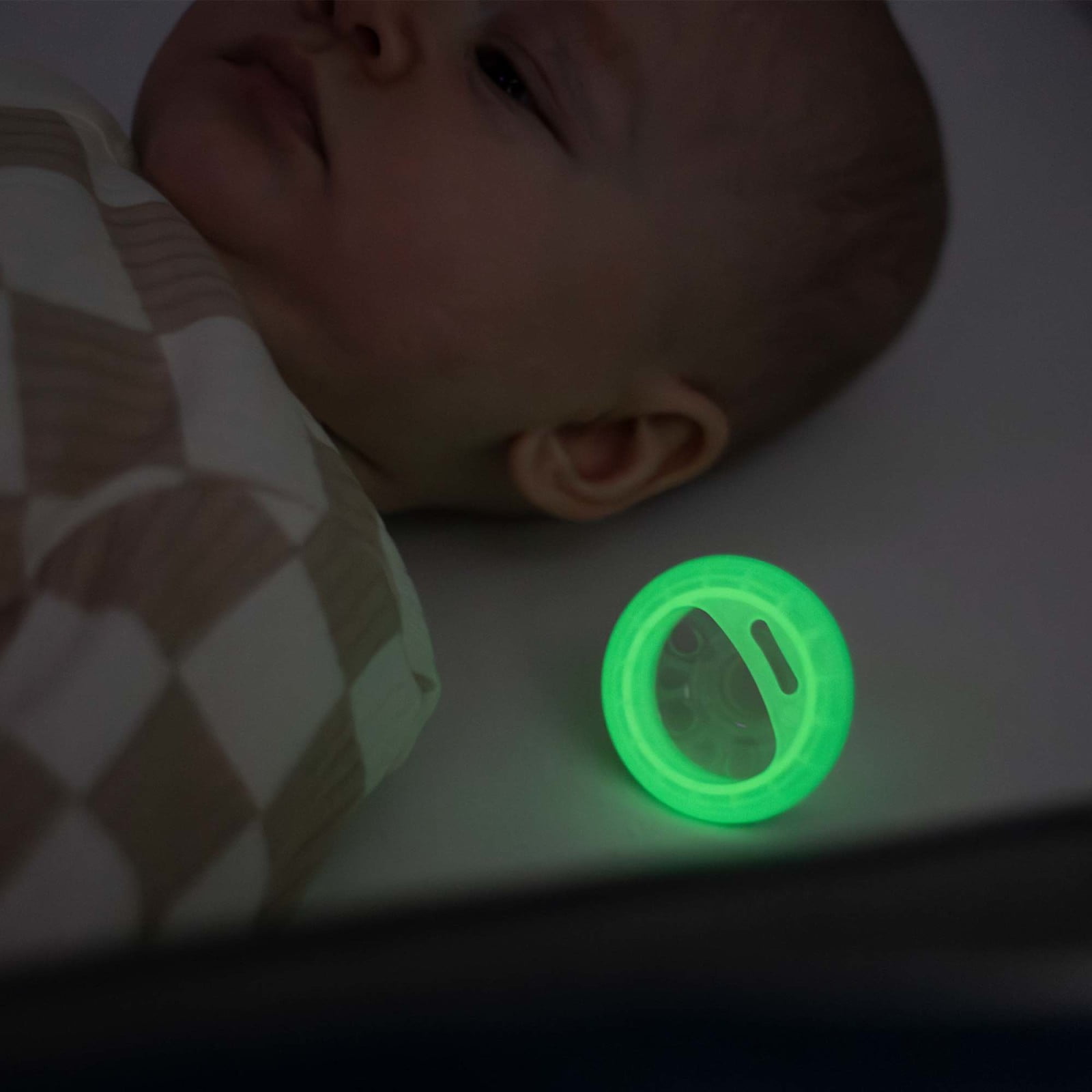 (2 pack) Tommee Tippee Breast like night pacifier, 0-6 months, pack of 2 pacifiers with breast-like shape and glow in the dark technology