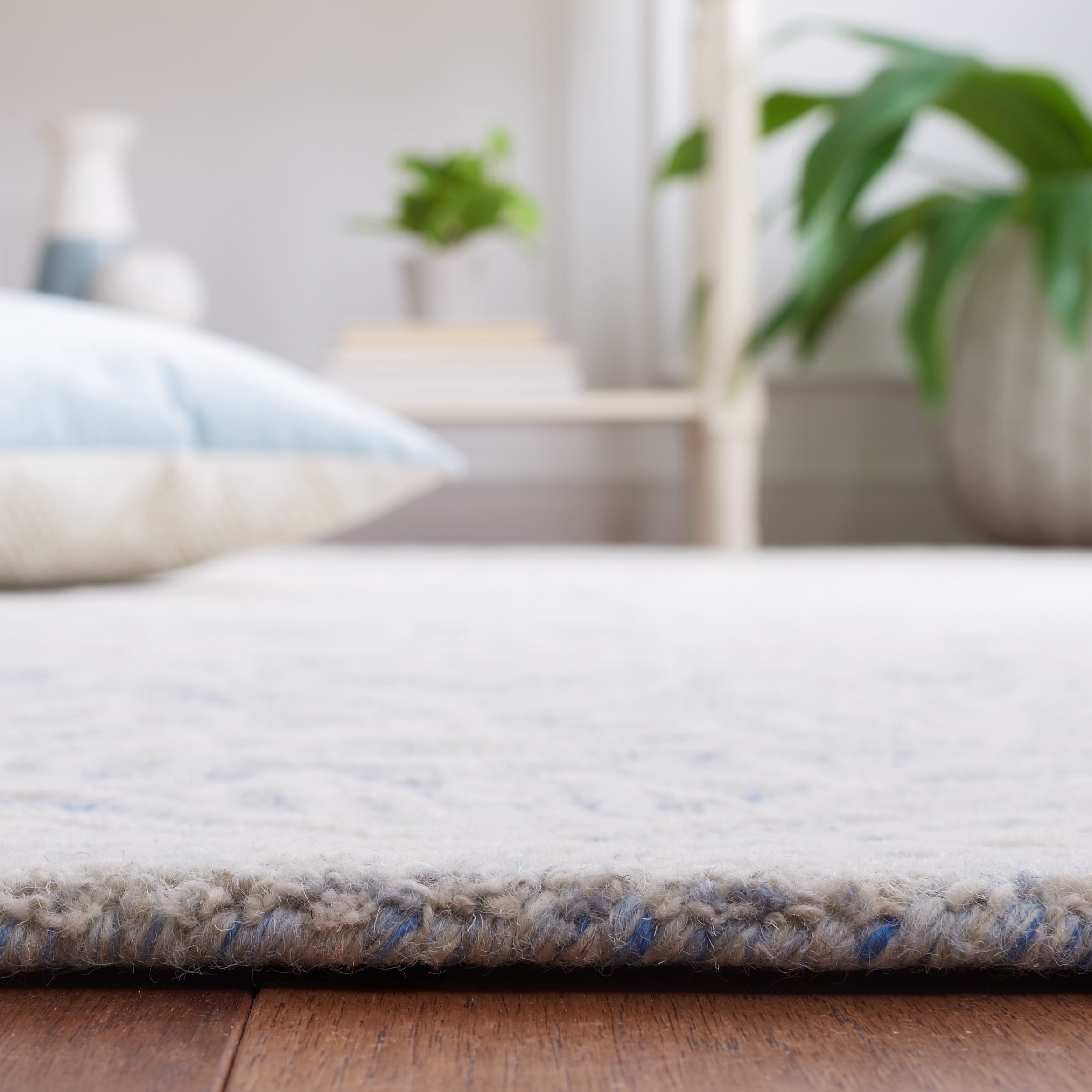 SAFAVIEH Metro Glanville Medallion Area Rug, Blue/Ivory, 6' x 6' Round