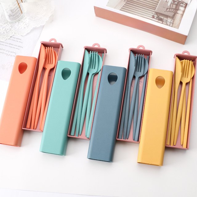 Juego de cubiertos portátiles de paja de trigo | Cuchillo, tenedor, cuchara, palillos en caja extraíble | Plástico ligero apto para uso alimentario | Juego de 5 piezas para estudiantes, viajes y uso