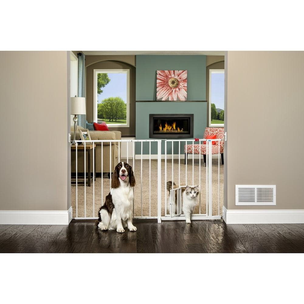 Carlson Maxi Gate with Pet Door