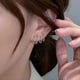 thumbnail image 2 of Pendientes de garra de cristal brillante para piercing de oreja con aguja de plata 925, 2 of 3