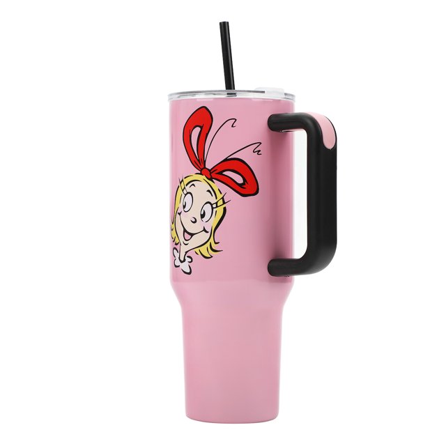The Grinch Cindy Lou Who Gobelet en Acier Inoxydable Rose de 40 oz avec Poignée, Présentant une image festive de Cindy Lou Who sur un Fond Rose. Ce Gobelet Comprend une Poignée Noire, un Couvercle Transparent et une Paille Noire. Fabriqué en Acier Inoxydable durable, Garde les Boissons Chaudes jusqu'à 16 Heures Ou Froides jusqu'à 24 Heures. Marchandise sous Licence Officielle The Grinch, Mesurant 3,98 Pouces de Diamètre, 5,9 Pouces de Largeur et 10,08 Pouces de Hauteur avec une Paille de 11,81 Pouces. Lavage à la Main Recommandé.