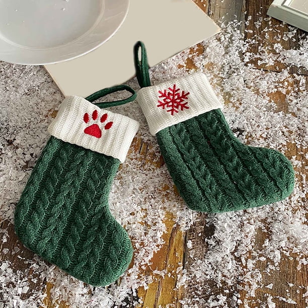 Media Navideña Verde, Pata de Perro Bordada En Lana, Bolsa de Regalo con Copos de Nieve, Decoración Navideña, Acogedor Toque Invernal, Ideal para Fiestas Navideñas, Tamaño 18 X 15 Cm.