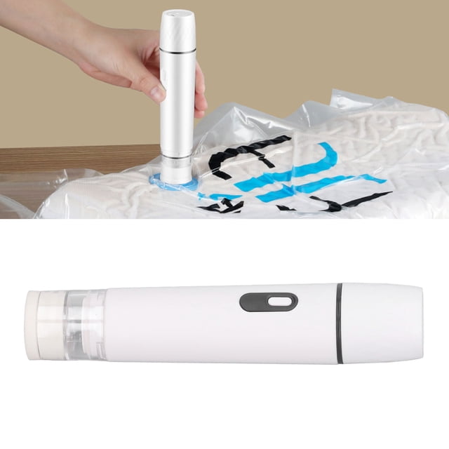 bomba de aire eléctrica anggrek con motor 370 sellador al vacío herramienta para almacenamiento de alimentos, blanco, vista 3/4 y primer plano: cilindro portátil de ABS con botón ovalado gris y boquilla transparente para acoplar a bolsas de vacío, mano sujetándola sobre una bolsa sellada en mesa de madera mostrando extracción de aire; suele usarse también para comprimir ropa en maletas y optimizar espacio doméstico.