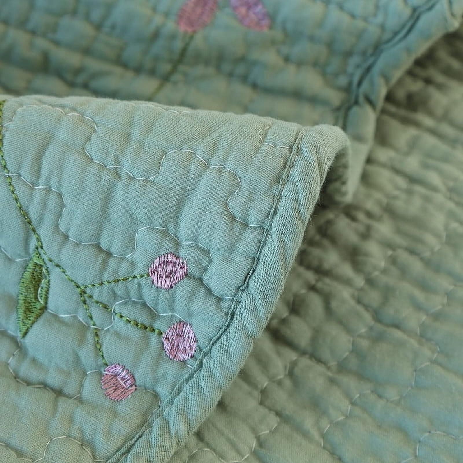 Evenhug Quilts 3-Piece Square Multi-Color Floral Patchwork Queen Quilt Set With 2 Shams