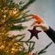 thumbnail image 5 of Colgante de árbol de Navidad de peluche rojo oscuro estilo coreano | Kit de manualidades con adornos | Decoración navideña de 10 x 10 cm, 5 of 6