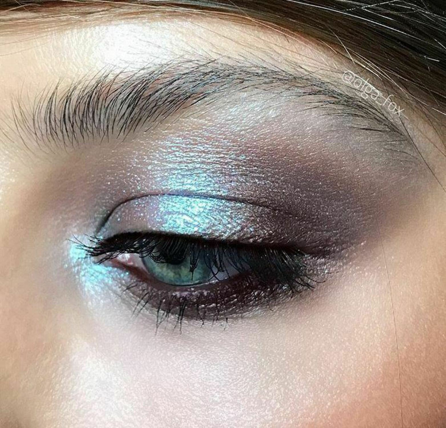 Looking for a new easy-on holographic eyeshadow as my NYX halo eye