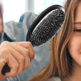 thumbnail image 2 of Cepillo de cerdas de jabalí para mujeres con cabello grueso y rizado, con cerdas que controlan la grasa y desenredan suavemente., 2 of 5