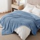 thumbnail image 5 of Manta Bedsure GentleSoft, forro polar de franela, tamaño king, 270 x 230 cm, azul, 5 of 7