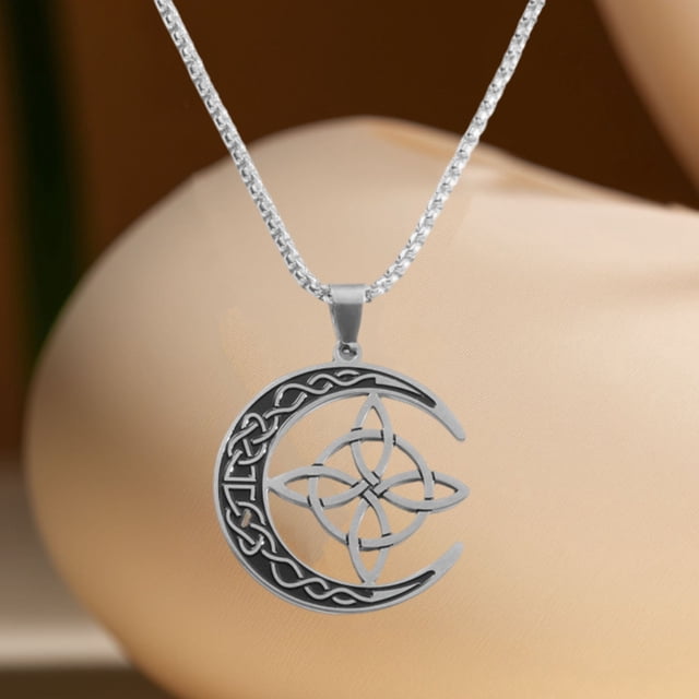 Collar con colgante de acero y nudo en forma de media luna