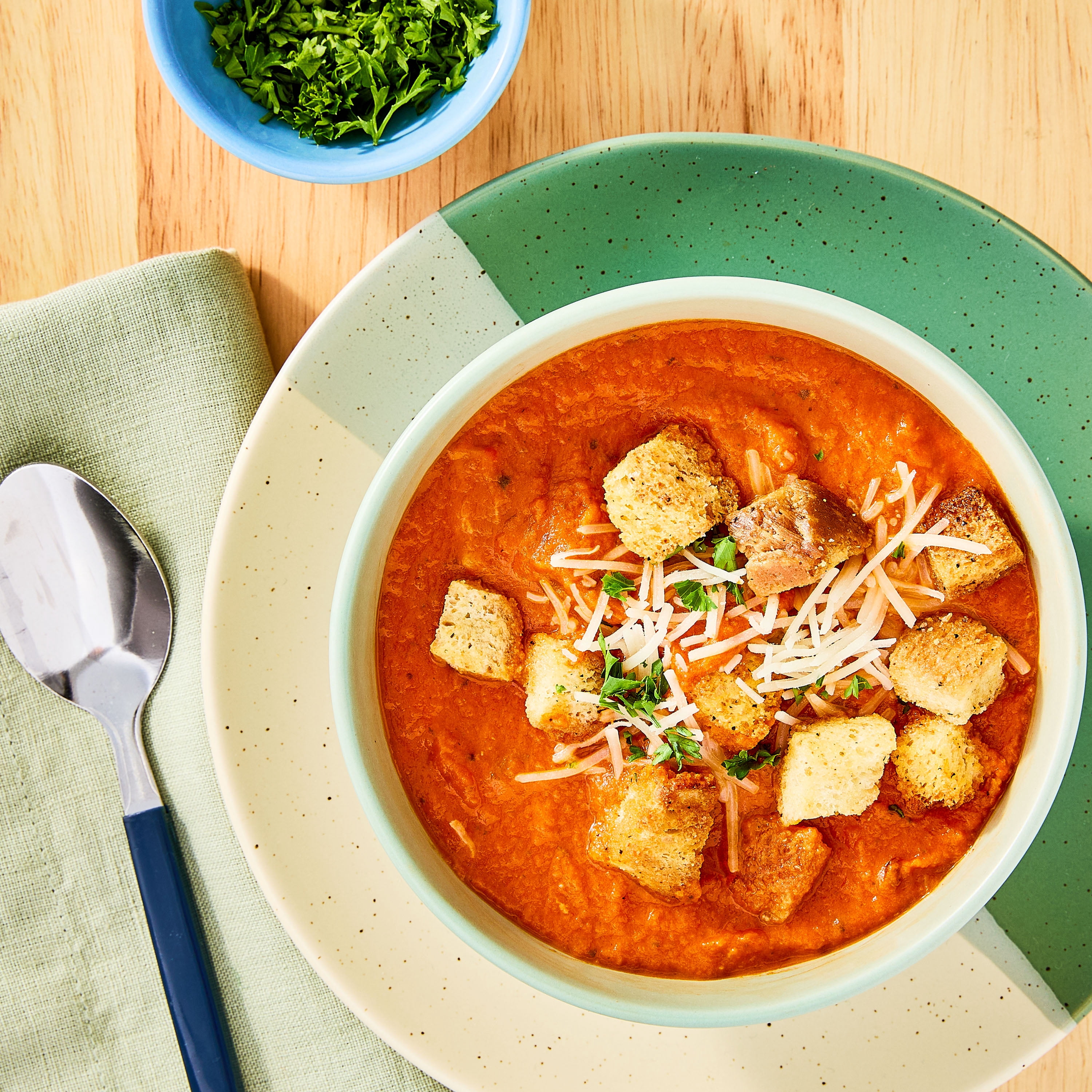 Marketside Ready to Heat Tomato Bisque Soup Kit Bowl, 14 oz, Refrigerated