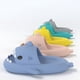 thumbnail image 2 of Lindas pantuflas y toboganes con temática de tiburón: diseño de tiburón de nube de dibujos animados unisex con suela antideslizante para niños, 2 of 3