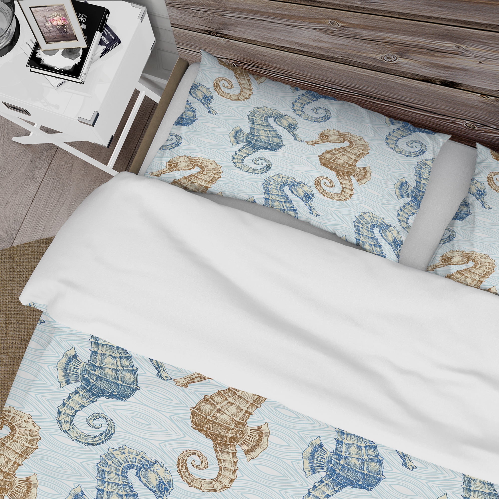 Designart 'Sea horse couple in deep sea' Coastal Duvet Cover Set