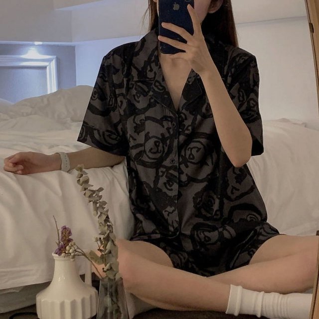 Pijama de dibujos animados para mujer, conjunto de verano con pantalones cortos de manga corta y cuello alto con diseño de oso de fresa