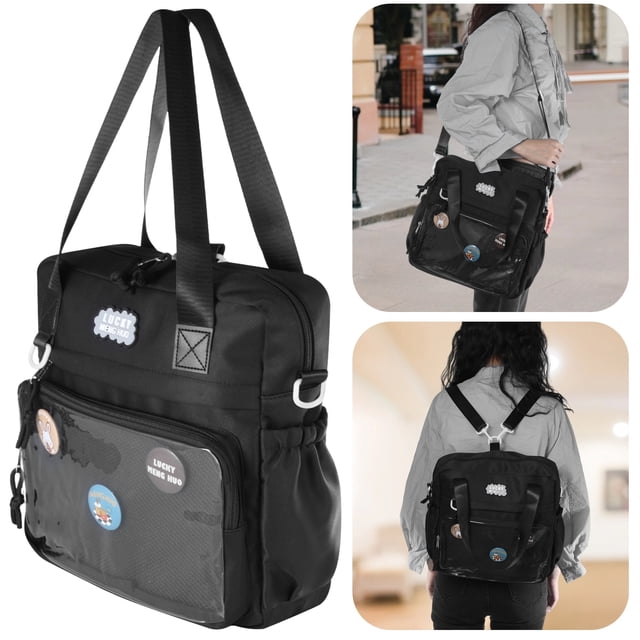 bolso ita negro, bolso bandolera, bolso de mensajero con inserto para exhibir pins, mochila multiusos de algodón de terileno para exhibir anime, viajes bolso ita 12,6 x 12,6 x 4,3 pulgadas en negro; vista frontal centrada con asas superiores y correas de hombro desmontables, cuerpo cuadrado con bolsillo frontal transparente con inserto para pins, cremallera doble de metal, compartimento principal con 3 bolsillos insertados, bolsillos laterales elásticos y bolsillo trasero con cremallera; tejido de algodón de terileno visible, uso como bandolera, cruzado o mochila ligera, adecuado para convenciones de anime y viajes.