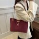 thumbnail image 4 of Bolso de hombro con cadena de estilo retro para mujer, nueva colección de invierno 2025, moderno bolso tipo bandolera y tote para mujer., 4 of 10