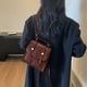 thumbnail image 5 of Mochila vintage para mujer - Bolso de viaje ligero, cuero PU, marrón/negro, 20x20x9cm, impermeable y gran capacidad, 5 of 6