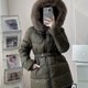 thumbnail image 2 of Chaqueta de plumón para mujer, abrigos de invierno nuevos, abrigos acolchados sencillos con cintura estrecha, abrigos de plumón gruesos y cálidos de longitud media con cuello de piel grande, 2 of 5