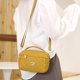 thumbnail image 3 of Bolso bandolera de nailon repelente al agua con un solo hombroOro oscuro, 3 of 5