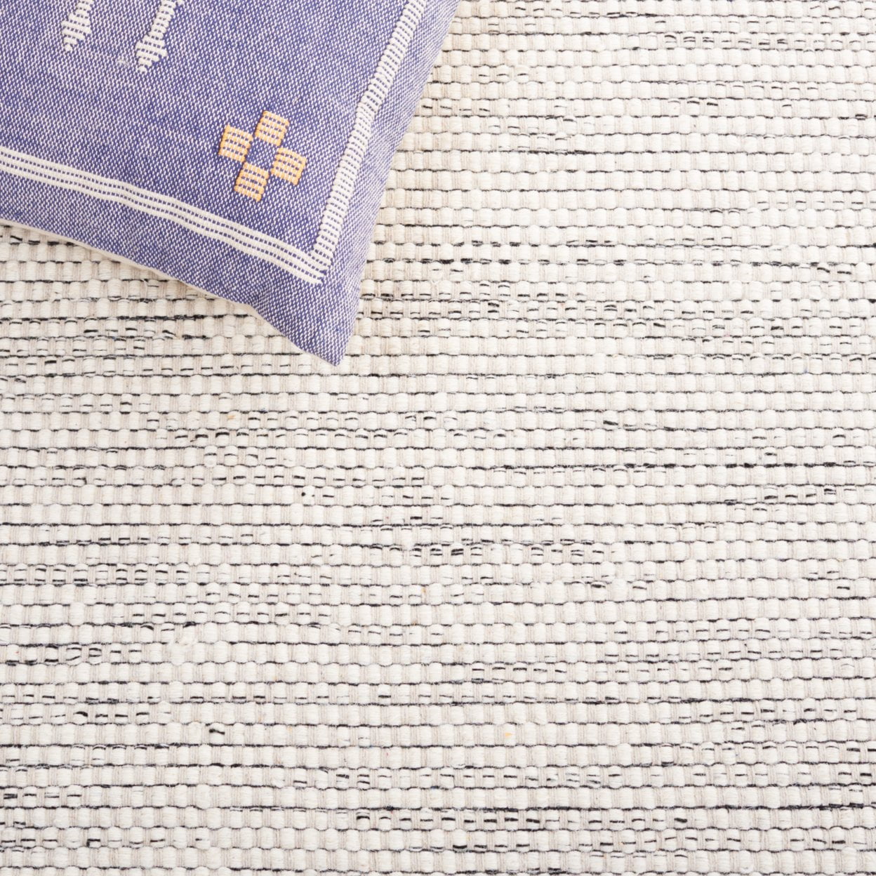 SAFAVIEH Vermont Zarif Distressed Dotted Area Rug, Ivory/Black, 4' x 6'