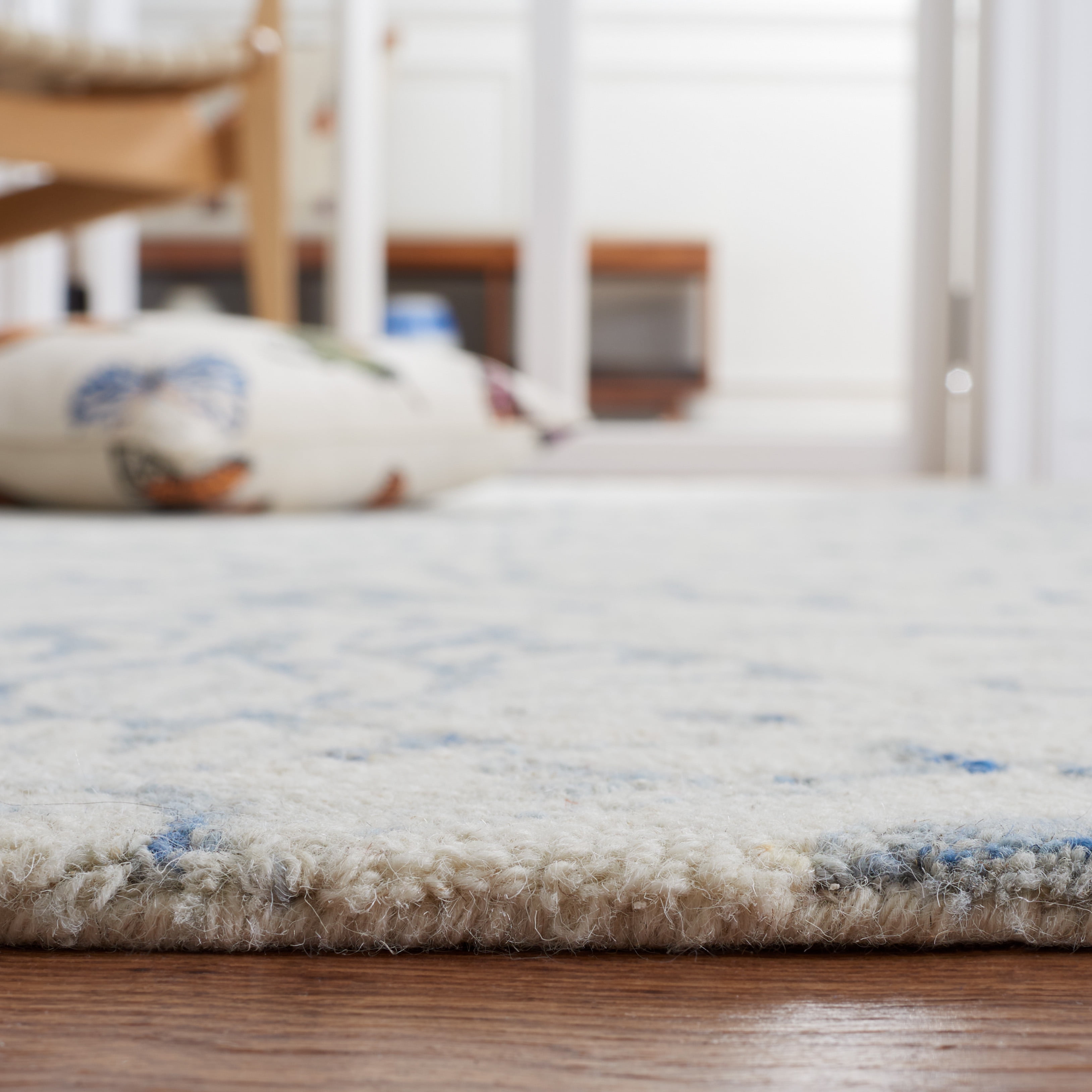 SAFAVIEH Micro-Loop Cornelius Floral Area Rug, Ivory/Blue, 2'6" x 4'