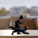 thumbnail image 3 of Estatua de hombre y perro, figura decorativa de arte para estantería de salón. Negro, 3 of 7