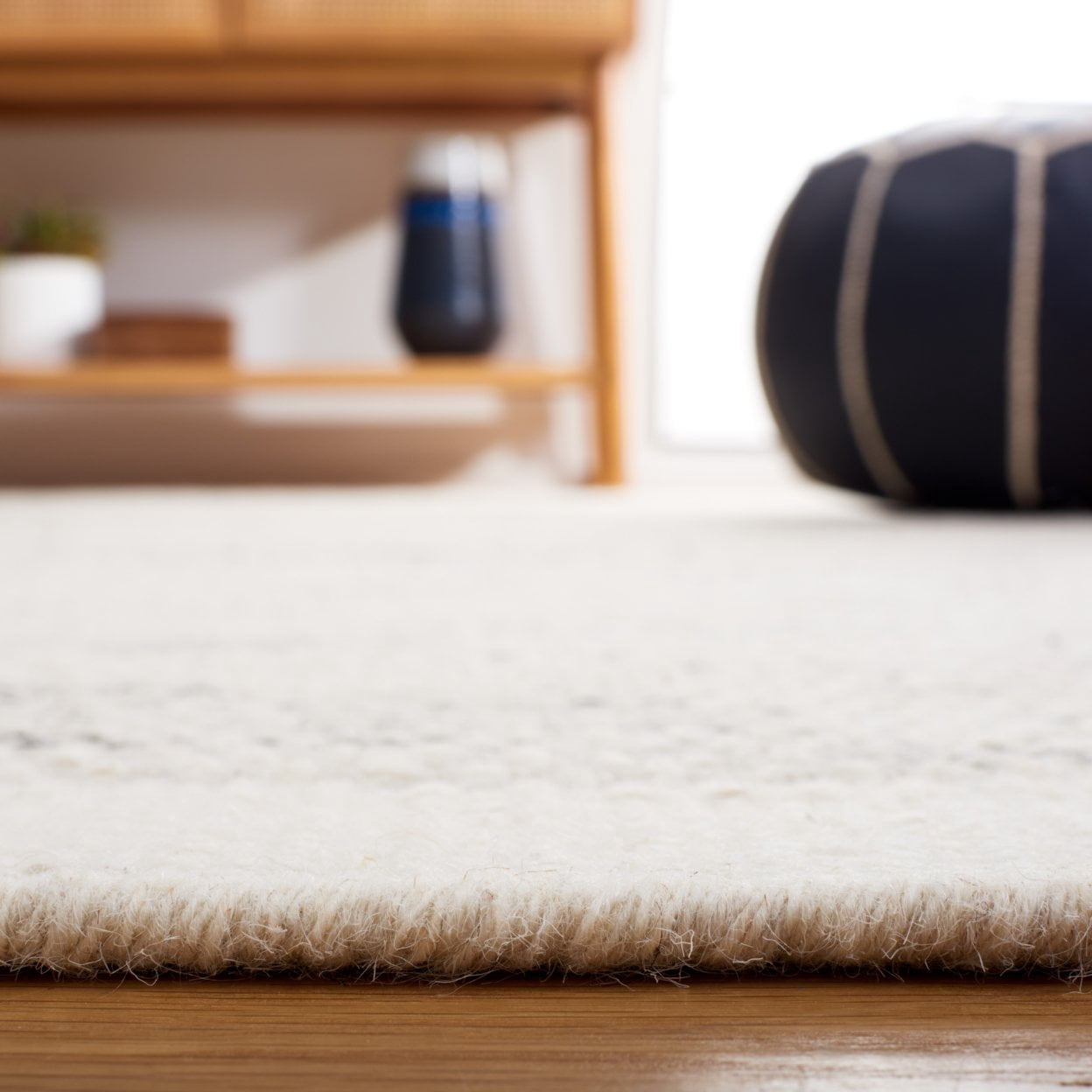 SAFAVIEH Vermont Zarif Distressed Dotted Area Rug, Ivory/Black, 4' x 6'