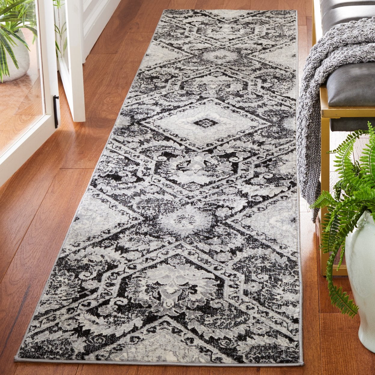 SAFAVIEH Brentwood Zharko Oriental Area Rug, 4' x 6', Black/Ivory