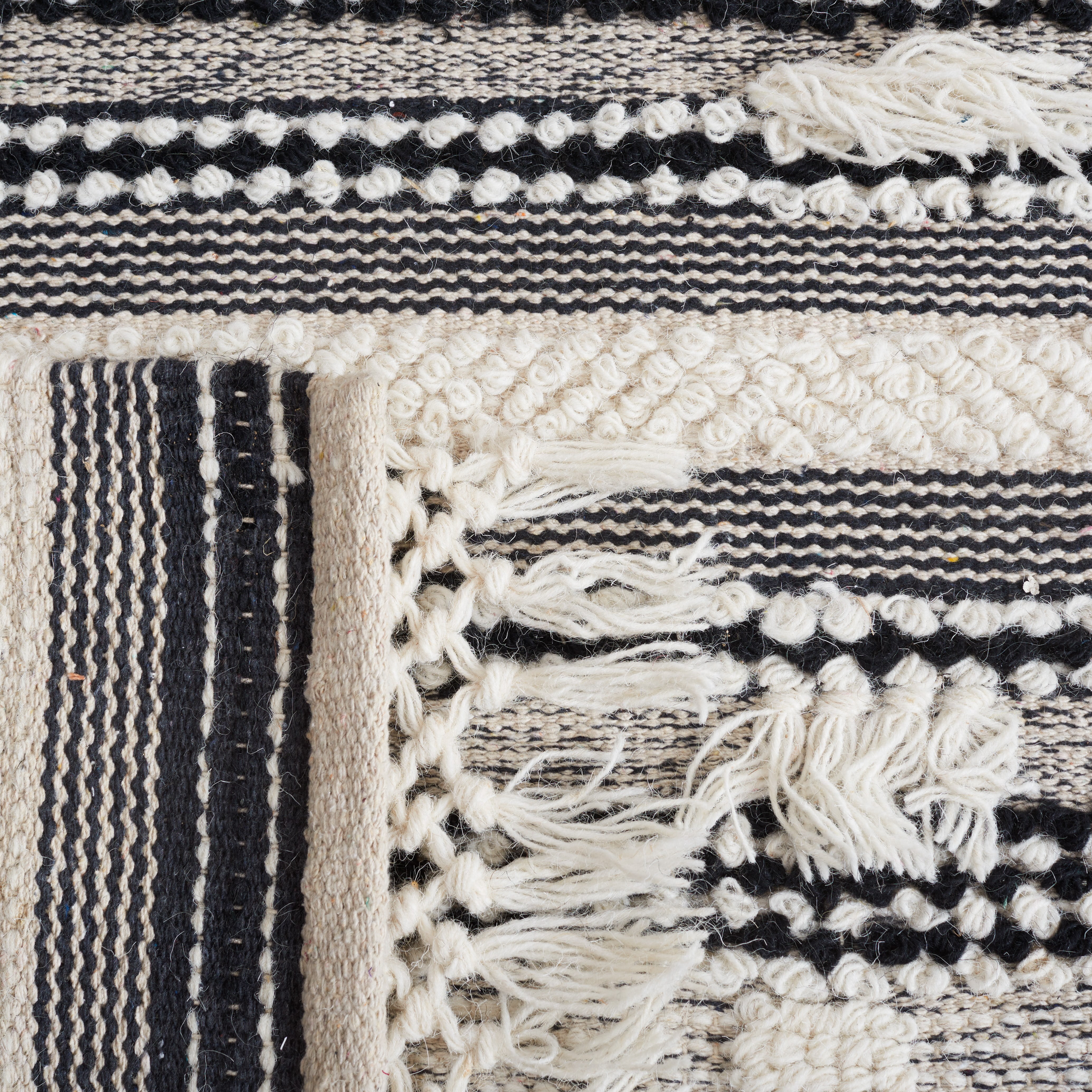 SAFAVIEH Natura Amanda Southwestern Area Rug, Black/Ivory, 5' x 8'